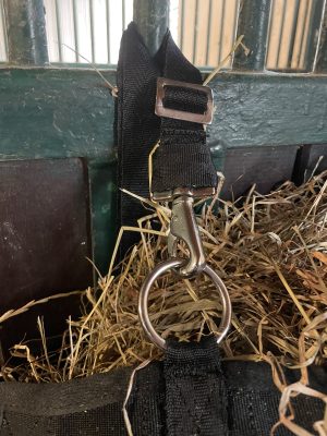 hönät svart knäppe